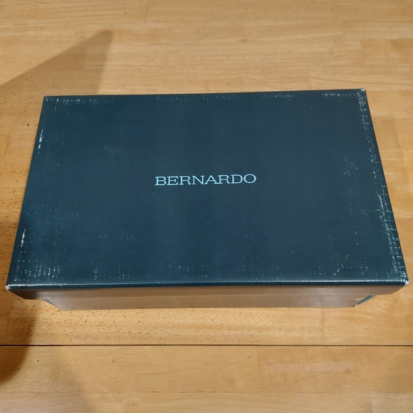 Bernardo Ellie Ankle Strap Flat - Picture 11 of 12